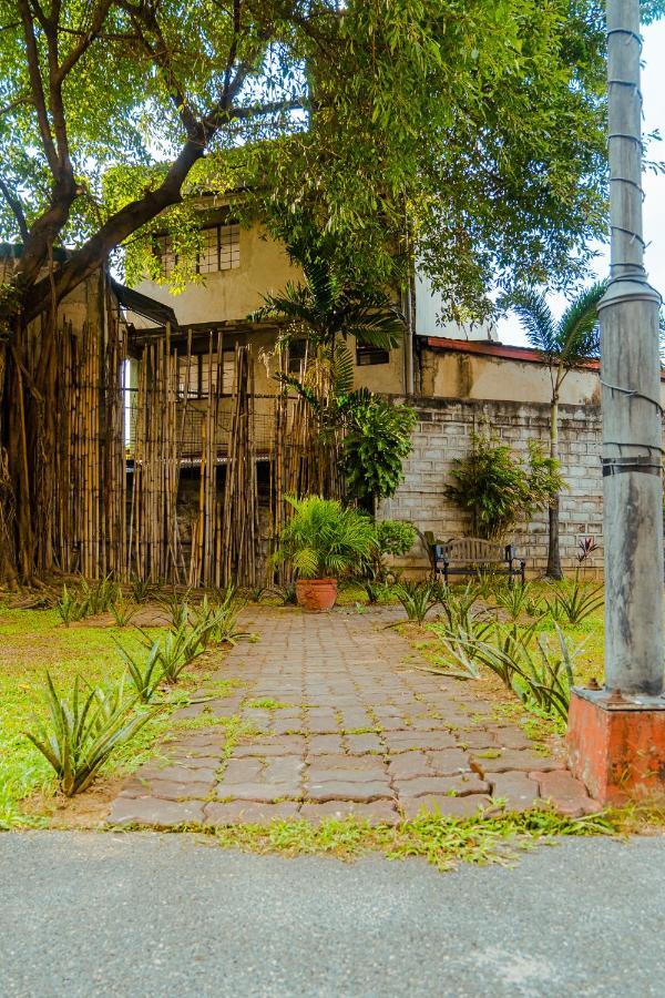 Yong'S Place At Isabelle De Valenzuela Manila Bagian luar foto